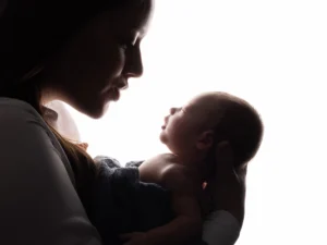 durée séance photo nouveau-né photo d'un nouveau-né en contre jour avec sa maman