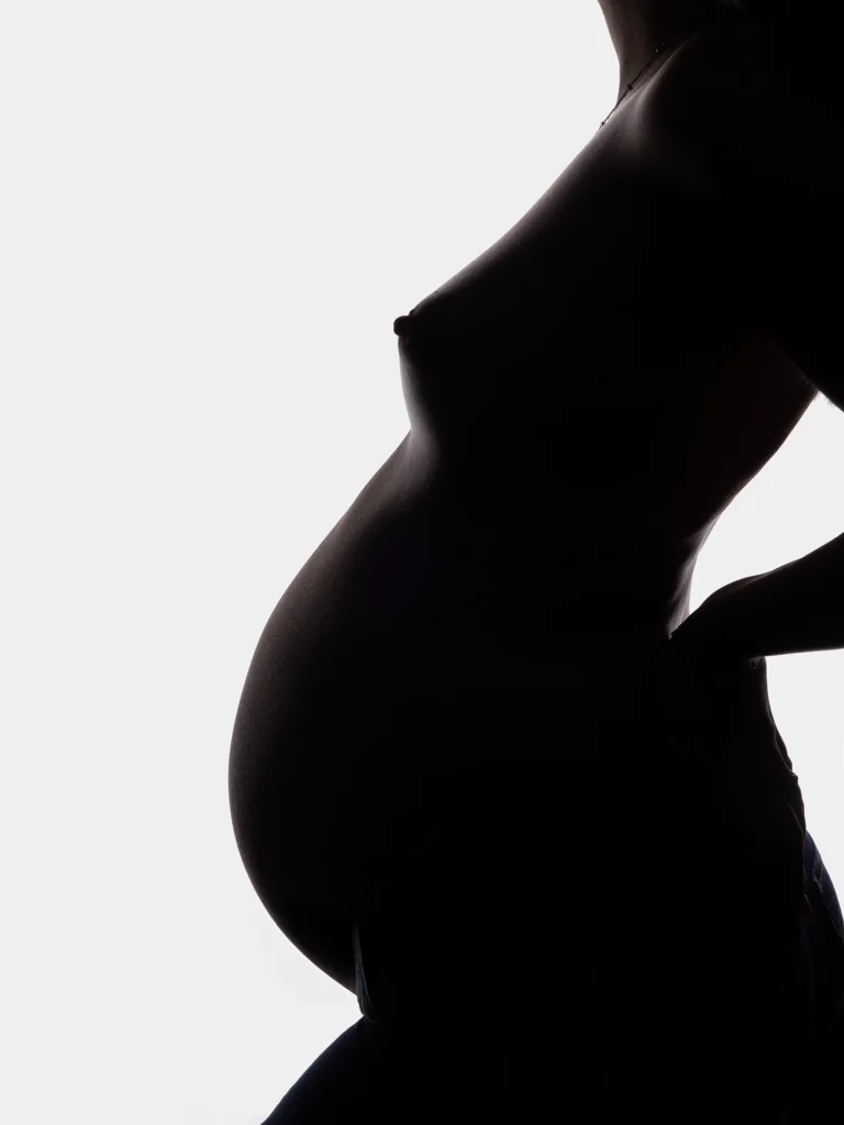 photo de grossesse nue à contre jour