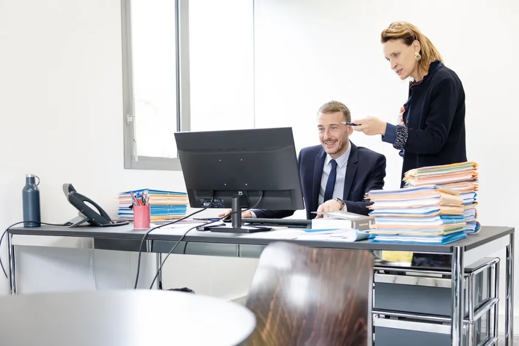 deux avocats entrain de travailler devant un ordinateur