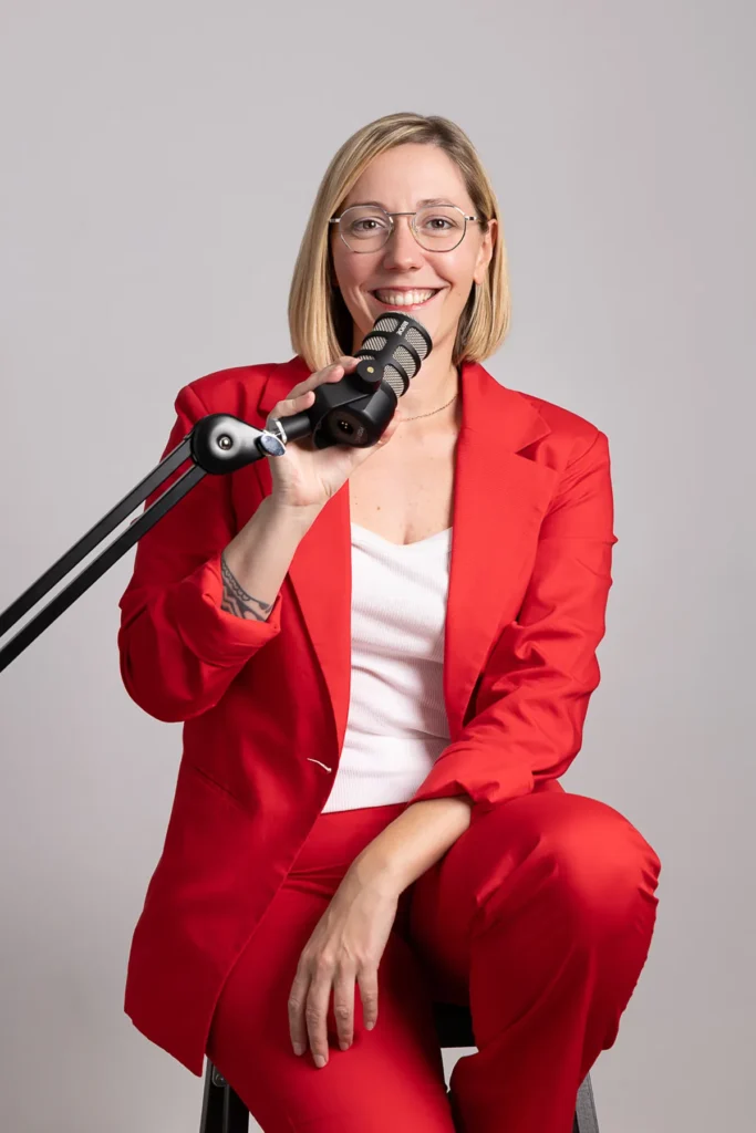 Une tenue rouge pour un effet visuel direct lors d'un portrait professionnel en studio