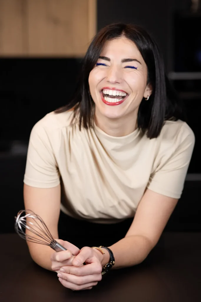 Portrait professionnel d'Ines Nahoui avec son grand sourire