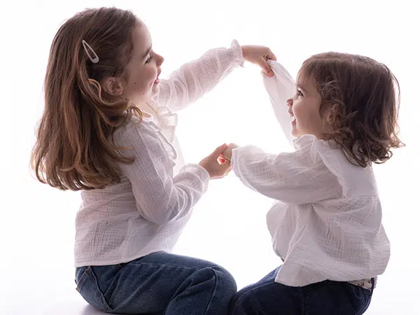 photo de famille, deux soeurs qui jouent ensemble
