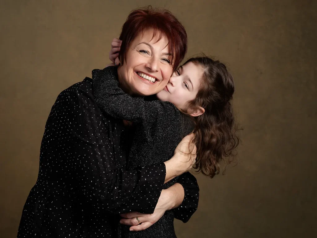 grand-mère et petite-fille qui se font un bisous