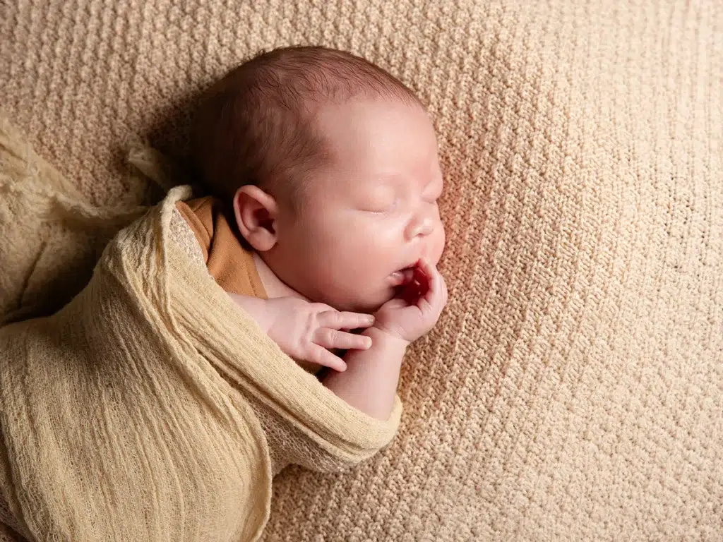 bébé endormi sans acné du nourrisson