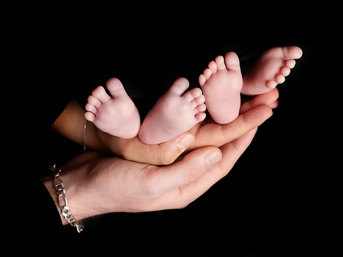 photo de pieds de bébés sur fond noir