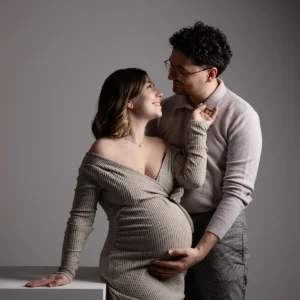 baby shower photo de couple lors d'une séance photo de grossesse dans les tons beige et gris