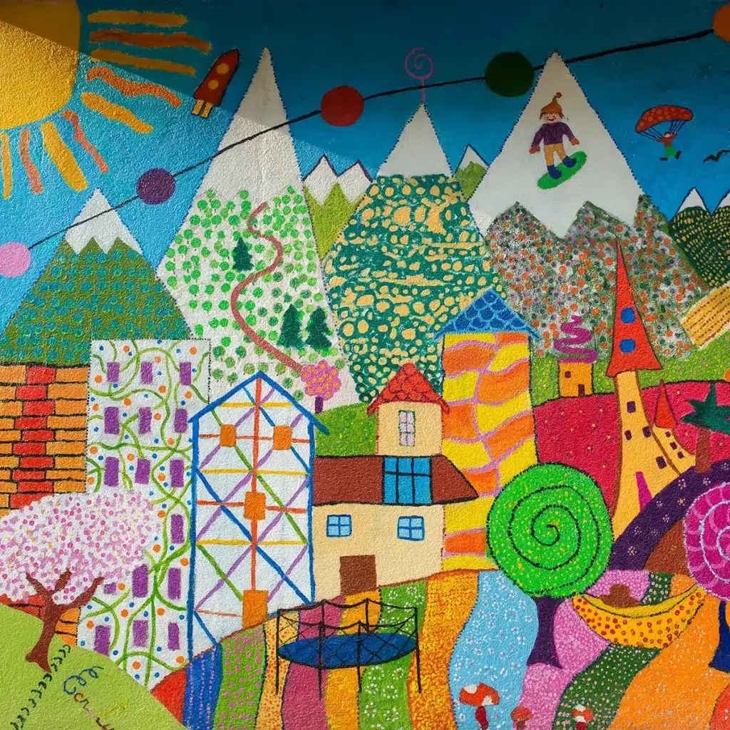 Illustration colorée et abstraite d’un paysage de montagne, maisons multicolores, arbres et soleil dans un style enfantin. Comment se deroule une intervention de photo scolaire se reflète dans l’ambiance ludique et capturant l’environnement scolaire.